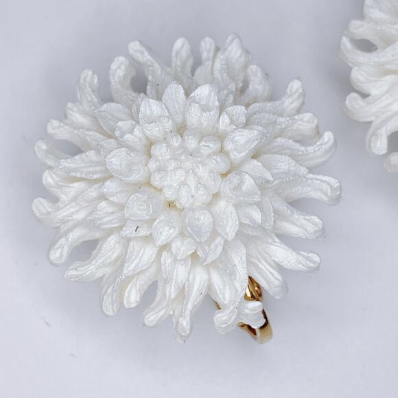 VTG 50s Flower Clip-On Earrings White Chrysanthemum Gold Tone Mid Century Floral - Picture 3 of 12
